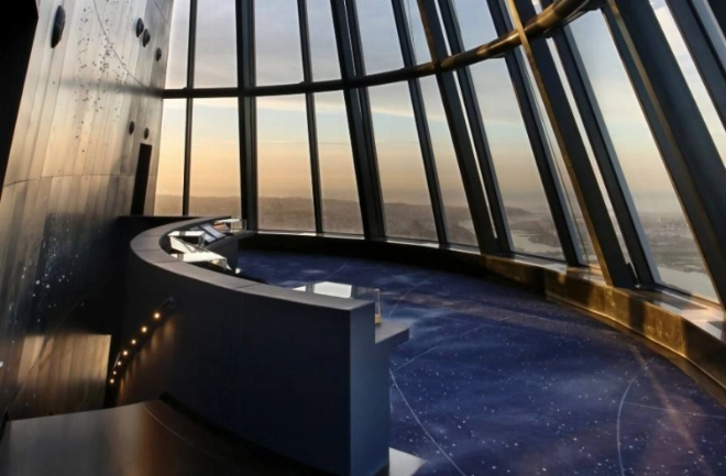 La Tour Mohammed VI abrite au sommet des espaces culturels et panoramiques (l'Observatoire du patrimoine et le Cockpit).
