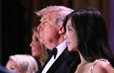 Le président américain Donald Trump, avec la Première dame des États-Unis, Melania Trump, la porte-parole de la Maison Blanche, Karoline Leavitt et Weijia Jiang, correspondante principale de CBS News à la Maison Blanche, lors du dîner des correspondants de la Maison Blanche à Washington DC, le 25 avril 2026.