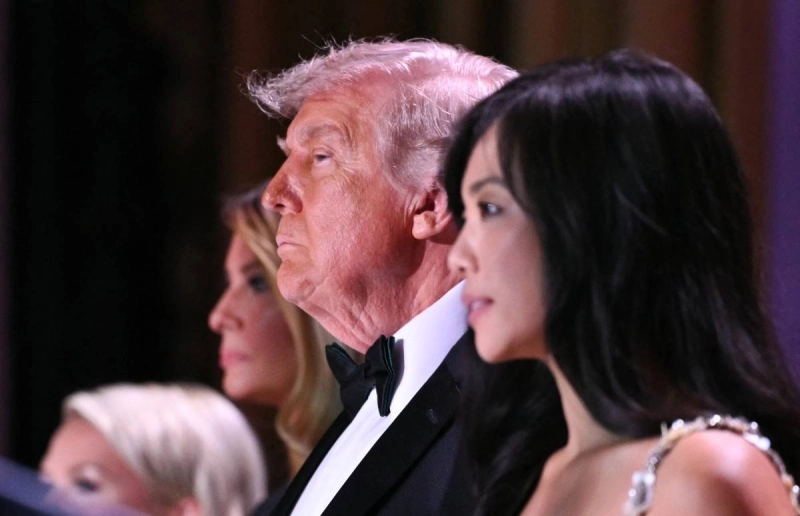 Le président américain Donald Trump, avec la Première dame des États-Unis, Melania Trump, la porte-parole de la Maison Blanche, Karoline Leavitt et Weijia Jiang, correspondante principale de CBS News à la Maison Blanche, lors du dîner des correspondants de la Maison Blanche à Washington DC, le 25 avril 2026.