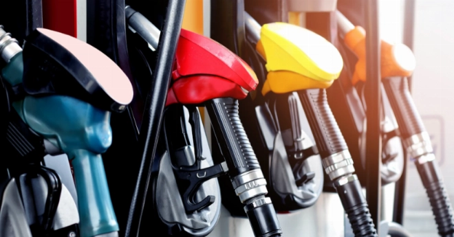 Adopter un style plus fluide permet de mieux répartir l’effort du moteur et de limiter les dépenses en carburant.