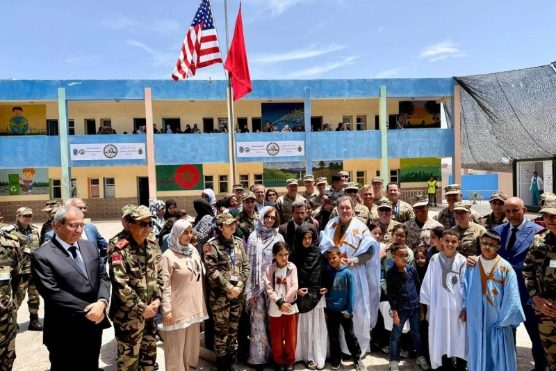 L'ambassadeur Duke Buchan en "derraiya" (habit traditionnel sahraoui marocain) lors de sa visite d'une école à Dakhla.
