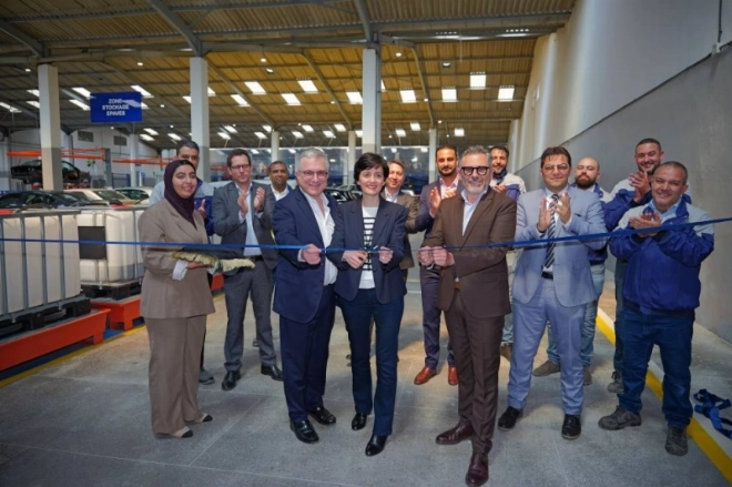 Yves Peyrot Des Gachons, DG de Stellantis Maroc, Laurence Hansen, Senior vice-présidente Global Circular Economy Business et Jean-Christophe Bertrand, MEA Parts & Services SVP lors de l'inauguration du centre à Casablanca.