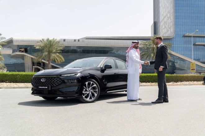 Le Ford Taurus Hybrid associe un moteur thermique 1,5 L à un moteur électrique alimenté par une batterie lithium-ion de 2 kWh.