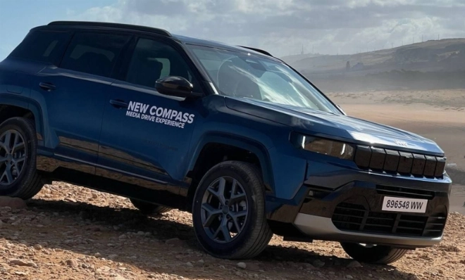 L’activation du mode Sand via le système Selec-Terrain permet au Jeep Compass d’évoluer avec sérénité sur les portions ensablées.
