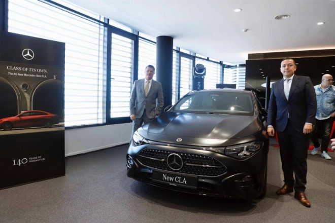 Adil Bennani, DG d'Auto Nejma et Issam El Farissi, Directeur Marketing Mercedes- Benz lors du lancement le 18 mai 2026 de la nouvelle Mercedes CLA à Casablanca.