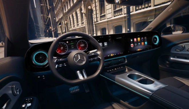 A l'intérieur, on retrouve le MBUX Superscreen suspendu optionnel, la console centrale sportive surlevée et les panneaux de portes en cuir en apparence flottants.
