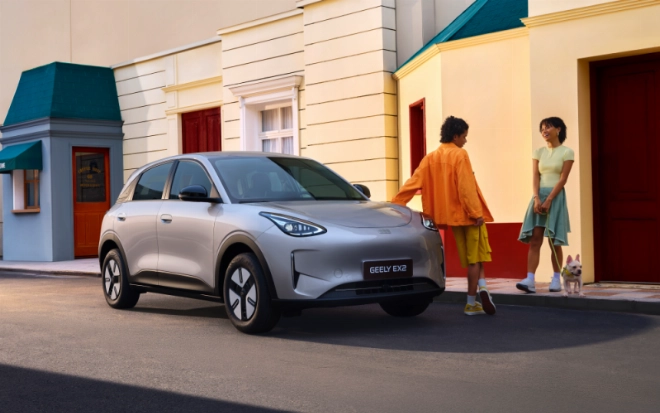 Geely EX2 se distingue par son gabarit compact (4,14 m de long) et cible principalement les usages urbains.