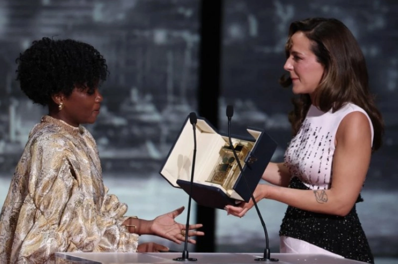 Marie-Clémentine Dusabejambo recevant le Prix de la Caméra d'or par Monia Chokri