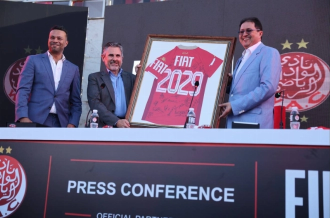 Yves Peyrot Des Gachons, DG de Stellantis Maroc et Hicham Aït Menna, Président du Wydad Athletic Club et Jaouad Mabrour, directeur de la marque Fiat au Maroc.