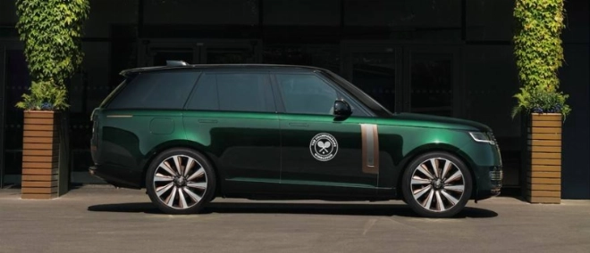 Le Range Rover 100% Electric a une autonomie électrique équivalente de 76 miles (122 km).