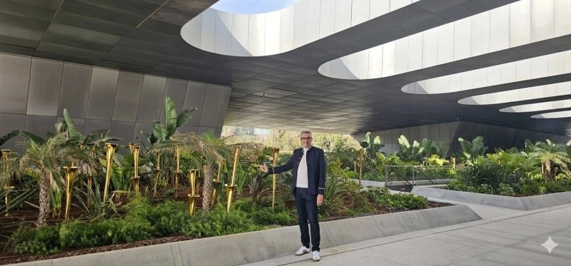 Le designer marocain Hicham Lahlou signe une installation monumentale au pied de la Tour Mohammed VI.