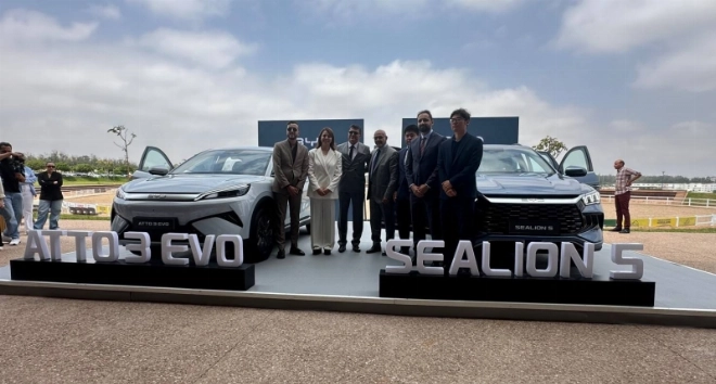 Adil Bennani, DG Auto Nejma au Maroc entourré de l'équipe BYD.