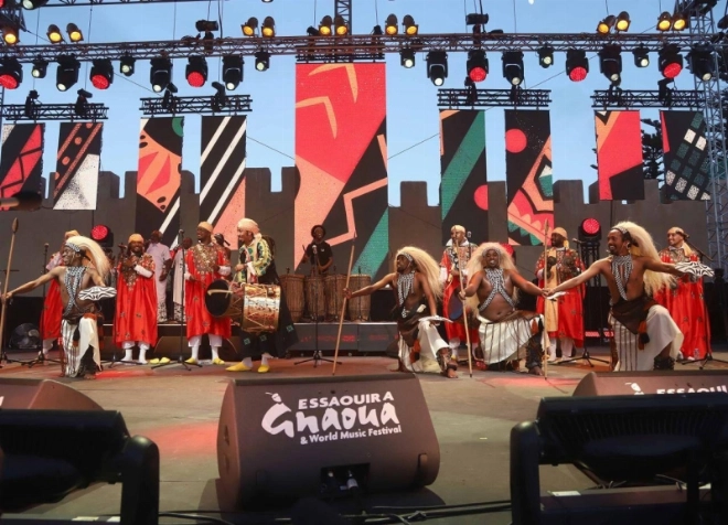 Lors du concert d'ouverture de la 27e édition du Festival Gnaoua d'Essaouira, Mehdi Nassouli a livré une prestation époustouflante en compagnie de la Troupe rawandaise i Buhoro sur la scène Moulay Hassan.