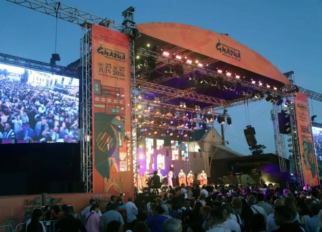 Mehdi Nassouli accompagné de la Troupe i Buhoro, de Sara Moullablad, de Ganavya et du flûtiste irlandais Sylvain Barou- Concert d'ouverture de la 27e édition du Festival Gnaoua d'Essaouira.