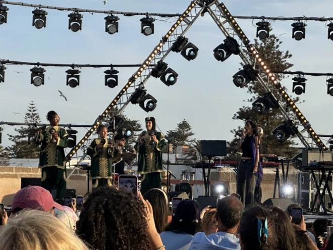Un moment de grâce entre Yasmine Hamdan et les Gnaouas samedi 27 juin au Borj Bab Marrakech- Festival Gnaoua 2026.