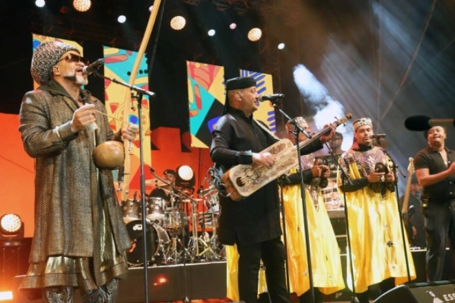Carlinhos Brown et Hamid El Kasri ont livré une fusion envoûtante célébrant les racines communes du Maroc et du Brésil. Festival Gnaoua d'Essaouira 2026.