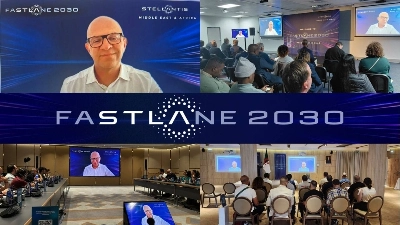 Samir Cherfan présentant la stratégie FaSTLAne 2030 de Stellantis aux médias économiques et automobiles de la région.