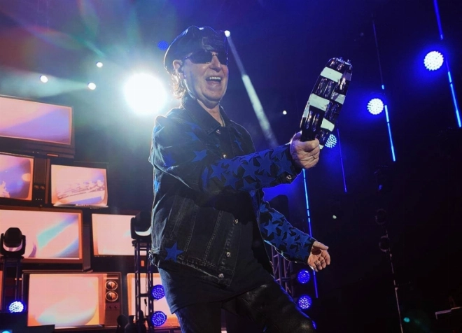 Le chanteur des Scorpions Klaus Meine en parfaite communion avec le public de Jazzablanca.