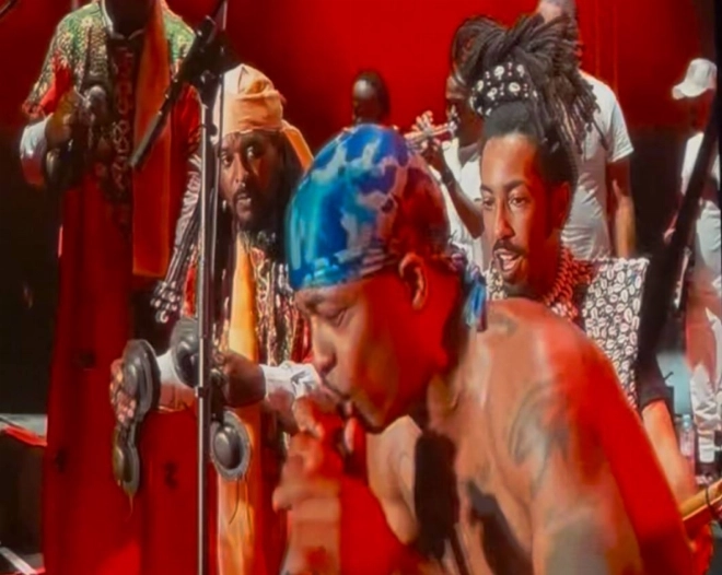 Les Hypnotic Brass Ensemble ont livré une fusion explosive avec Mehdi Nassouli-Jazzablanca 2026.