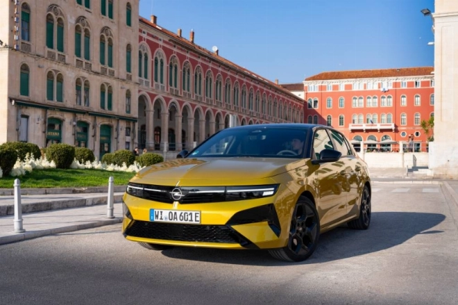 Nouvelle Opel Astra est commercialisée au Maroc avec une motorisation Diesel 1.5 l développant 130 ch, associée à une boîte automatique à huit rapports.