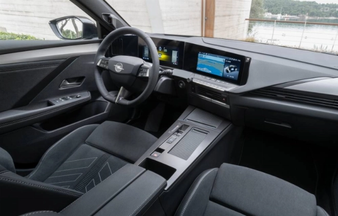 Le système multimédia de la nouvelle Opel Astra intègre dès la version d'entrée de gamme une connectivité smartphone sans fil.
