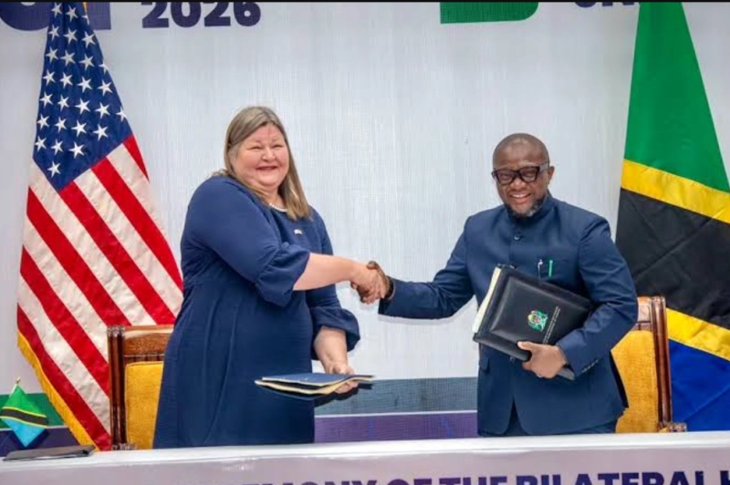 La chargée d’affaires par intérim de l’ambassade des États-Unis, Jeanne Clark, et le ministre tanzanien de la Santé, Mohamed Mchengerwa.