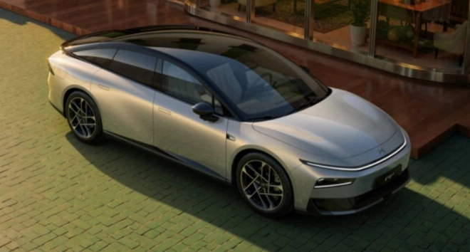 XPENG P7+ repose sur une architecture électrique 800 V permettant une recharge ultra-rapide jusqu-à 446 kW, avec une capacité de récupération de 10 à 80 % de batterie en seulement 12 mn.