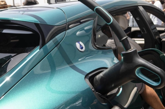 La recharge Flash Charging 1,5MW permet de passer de 10 à 70 % de charge en environ cinq minutes.
