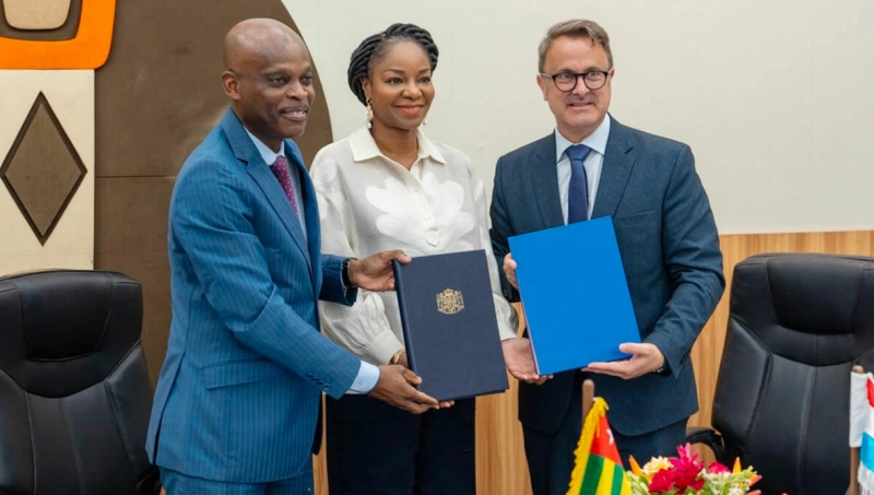 Le ministre des affaires étrangères, Robert Dussey, la ministre de l'efficacité du service public et de la transformation numérique, Cina Lawson et le Vice-Premier ministre et ministre des affaires étrangères et du commerce extérieur du Grand-Duché de Luxembourg, Xavier Bettel.