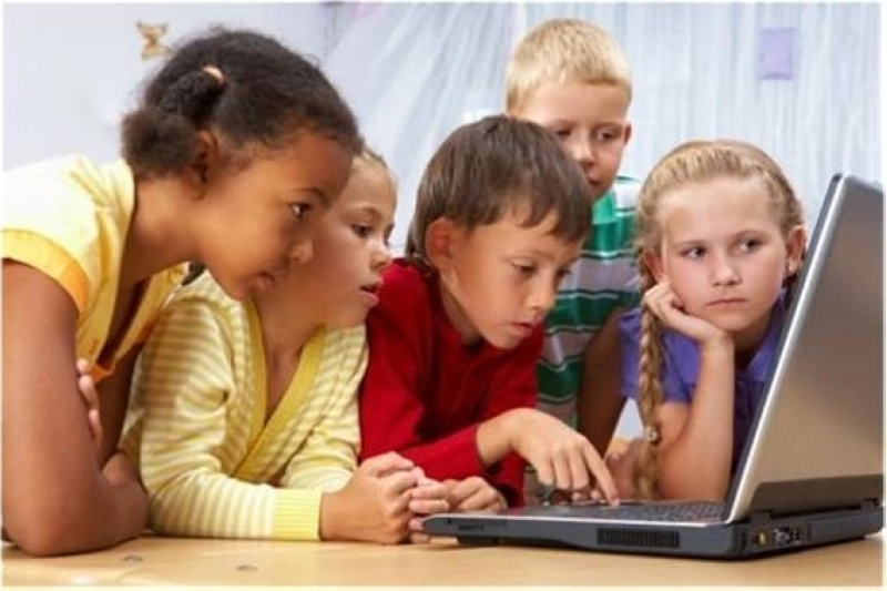L'apprentissage en ligne et l'IA séduisent les enfants