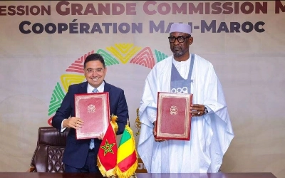 Nasser Bourita, ministre des Affaires étrangères, de la Coopération africaine et des Marocains résidant à l'étranger, et son homologue malien, Abdoulaye Diop, ministre des Affaires étrangères et de la Coopération internationale.
