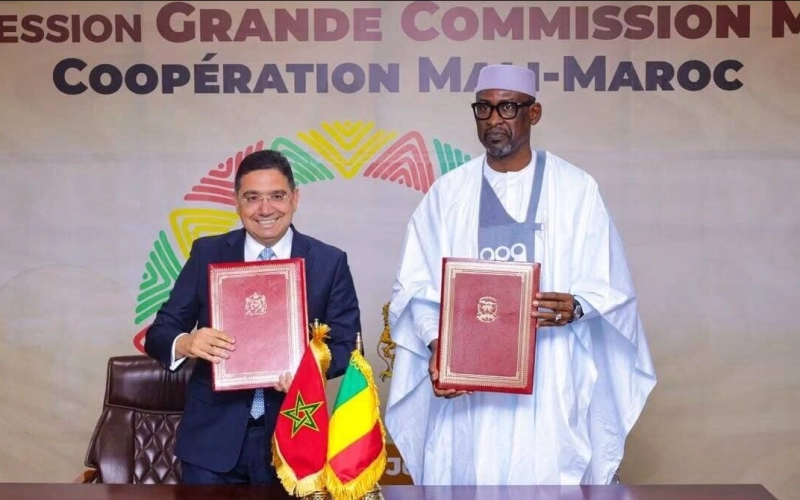 Nasser Bourita, ministre des Affaires étrangères, de la Coopération africaine et des Marocains résidant à l'étranger, et son homologue malien, Abdoulaye Diop, ministre des Affaires étrangères et de la Coopération internationale.