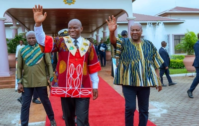 Le président gabonais Brice Clotaire Oligui Nguema et son homologue ghanéen John Dramani Mahama.