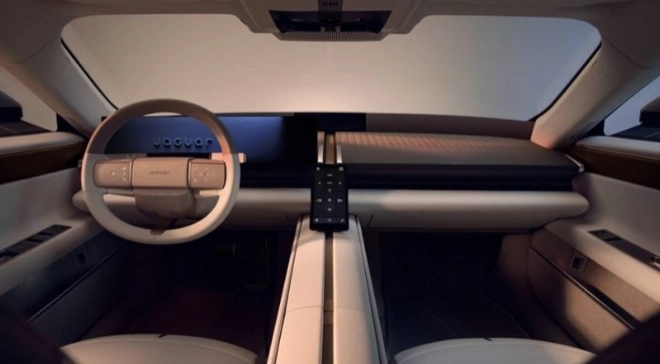 La Jaguar Type 01 affiche un design intérieur épuré et audacieux doté de matériaux inspirés du travertin et une technologie intégrée avec discrétion.