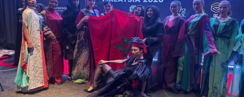 La collection de haute couture Autour du monde de Loubna Ayouche a fait sensation à la Fashion week Malaisie 2026.