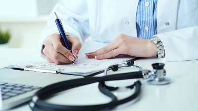 À l’approche des législatives du 23 septembre, les partis rivalisent de propositions pour transformer la réforme de la santé en accès effectif aux soins, entre renforcement de l’hôpital public, réduction des inégalités territoriales, maîtrise des coûts, numérique et souveraineté sanitaire.
