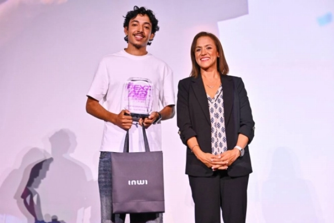 Nadia Rahim, directrice communication et marque d'inwi avec Oussama Bensghir lors de la Grande finale The Next Ad.