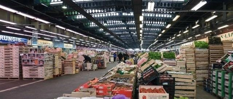 Les services poursuivent leur dynamique, tandis que le commerce de gros reste marqué par la prudence.