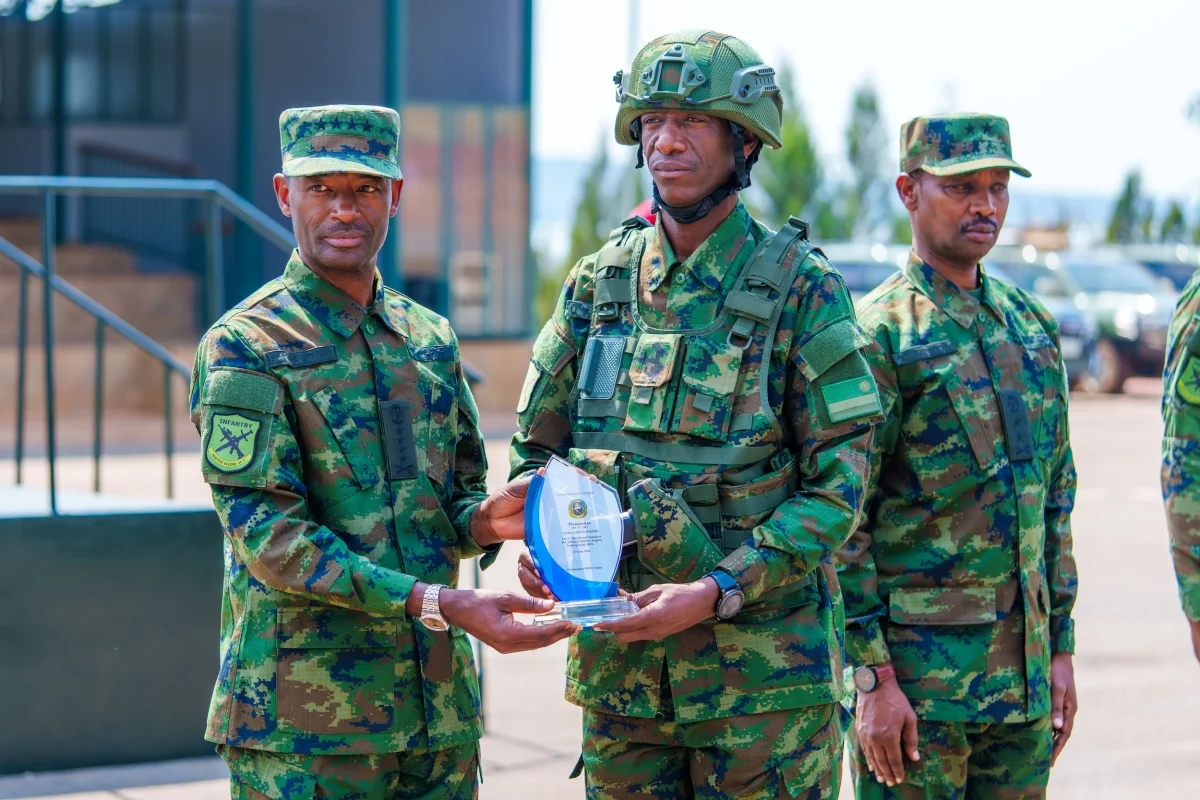 Rwanda Defence Force Chief of Defence Staff (CDS), Gen Mubarakh Muganga awards one of the top performers at the ceremony Rwanda Defence Force Chief of Defence Staff (CDS), Gen Mubarakh Muganga awards one of the top performers at the ceremony