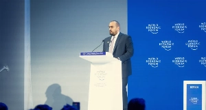 أكد وزير الاقتصاد والتخطيط السعودي فيصل الإبراهيم أن الاستقرار يظل عنصرا أساسيا في إنعاش النمو العالمي، محذرا من وهم الحلول السريعة. (مرفق)