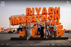 عداءات يعبرن عن حماستهن وهم يحملن أرقامهن في السباق بعد استكمال التسجيل، قبيل الماراثون السبت. (X @SportsforAll_sa)