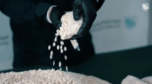 وعثر على الحبوب التي تحتوي على مادة الكبتاجون المخدرة التي تحتوي على مادة الأمفيتامين، مخبأة داخل عبوات تحتوي على السمن.