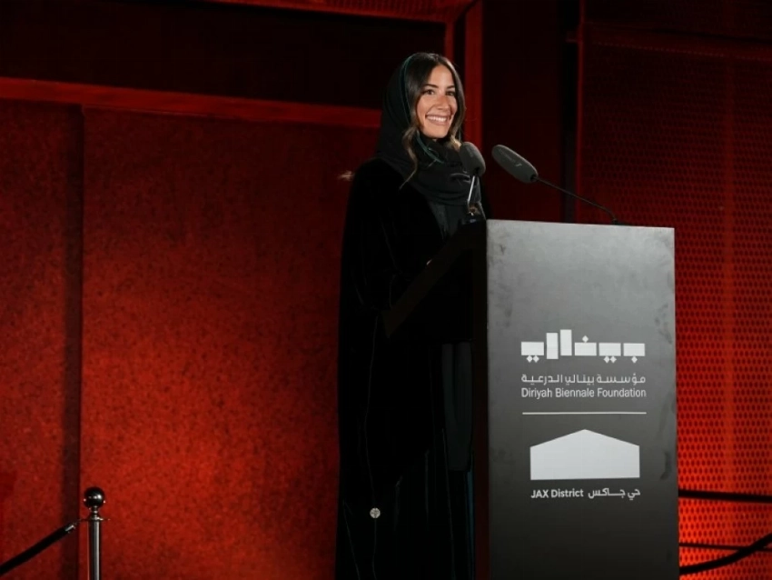 آية البكري، الرئيس التنفيذي لمؤسسة بينالي الدرعية، تتحدث في افتتاح بينالي الدرعية للفن المعاصر 2026. (تصوير أليساندرو برازيل، بإذن من مؤسسة بينالي الدرعية)