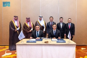 Minister of Transport and Logistics Saleh Al-Jasser and Singapore Acting Minister for Transport Jeffrey Siow witnessed the signing of a cooperation agreement between the Saudi Air Connectivity Program (ACP) and Singapore Airlines.