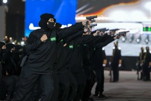 Female recruits perform drills during the graduation ceremony of the eighth cohort of the Basic Individual Qualification Course at the Women’s Training Institute, attended by senior Public Security officials. (SPA)