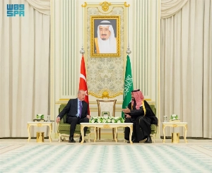 يجري ولي العهد السعودي ورئيس الوزراء محمد بن سلمان مباحثات مع الرئيس التركي رجب طيب أردوغان في قصر اليمامة بالرياض، الثلاثاء.