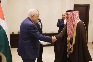 Palestinian President Mahmoud Abbas received Prince Mansour bin Khalid bin Farhan on Monday.