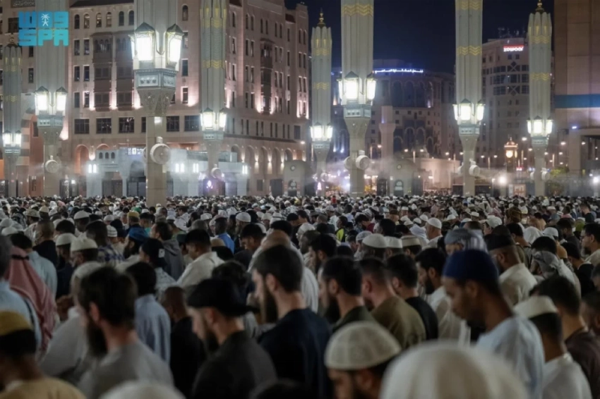 On the first night of Ramadan, hundreds of thousands of worshipers offered special Isha and Taraweeh prayers at the Grand Mosque in Mecca and the Prophet's Mosque in Madinah.