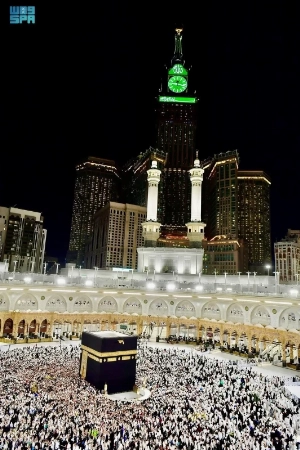 On the first night of Ramadan, hundreds of thousands of worshipers offered special Isha and Taraweeh prayers at the Grand Mosque in Mecca and the Prophet's Mosque in Madinah.