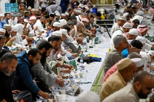Hundreds of thousands of fasting worshipers gathered to share in the iftar meal within the sacred precincts of the Prophet's Mosque in Madinah.